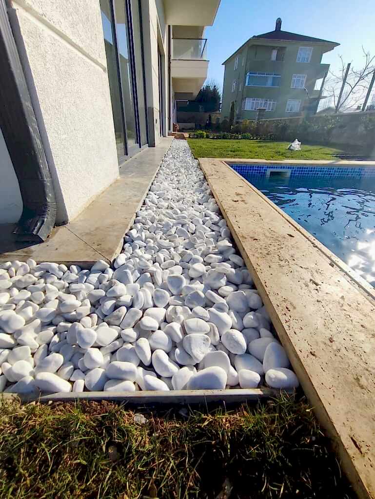 beyaz çakıl taşı bahçe düzenleme