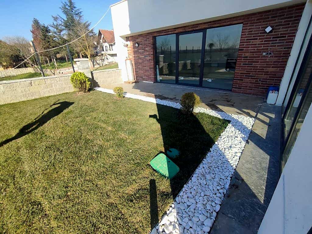 Beyaz çakıl taşı peyzaj